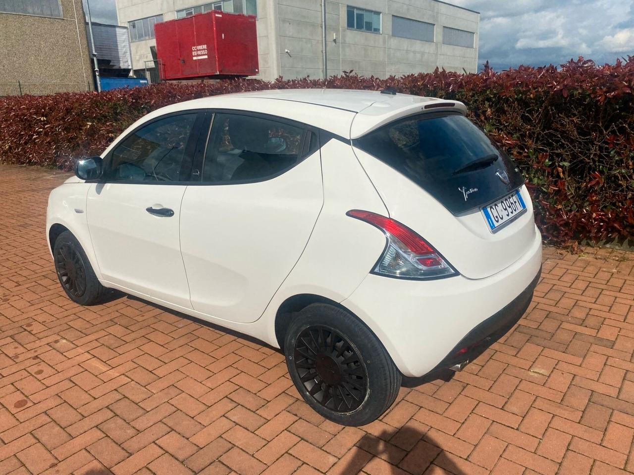 Lancia Ypsilon 1.0 FireFly 5 porte S&S Hybrid Ecochic Silver
