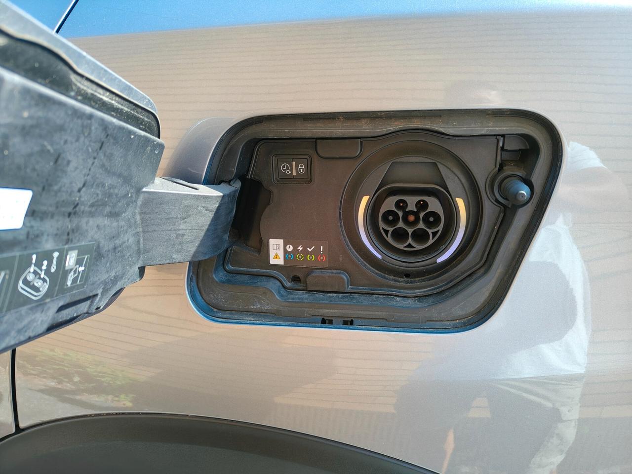 peugeot 3008 HYBRID 225 E-EAT8 ALLURE