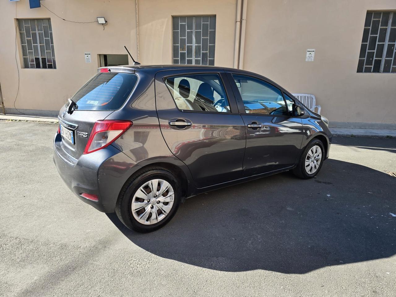 Toyota Yaris 1.0 5 porte Lounge perfetta possibilita 12 mesi garanzia
