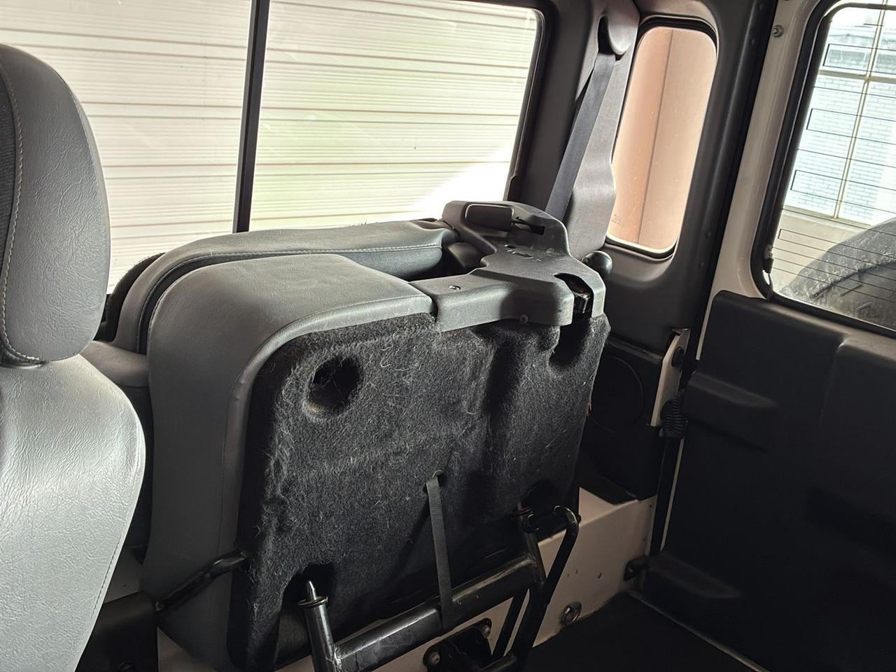 Land Rover Defender 2.4 td se sw