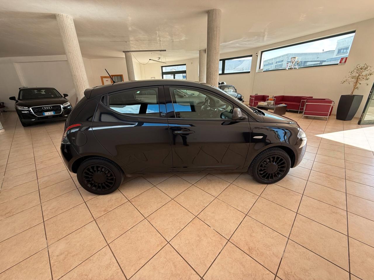 Lancia Ypsilon 1.0 FireFly 5 porte S&S Hybrid Ecochic Silver