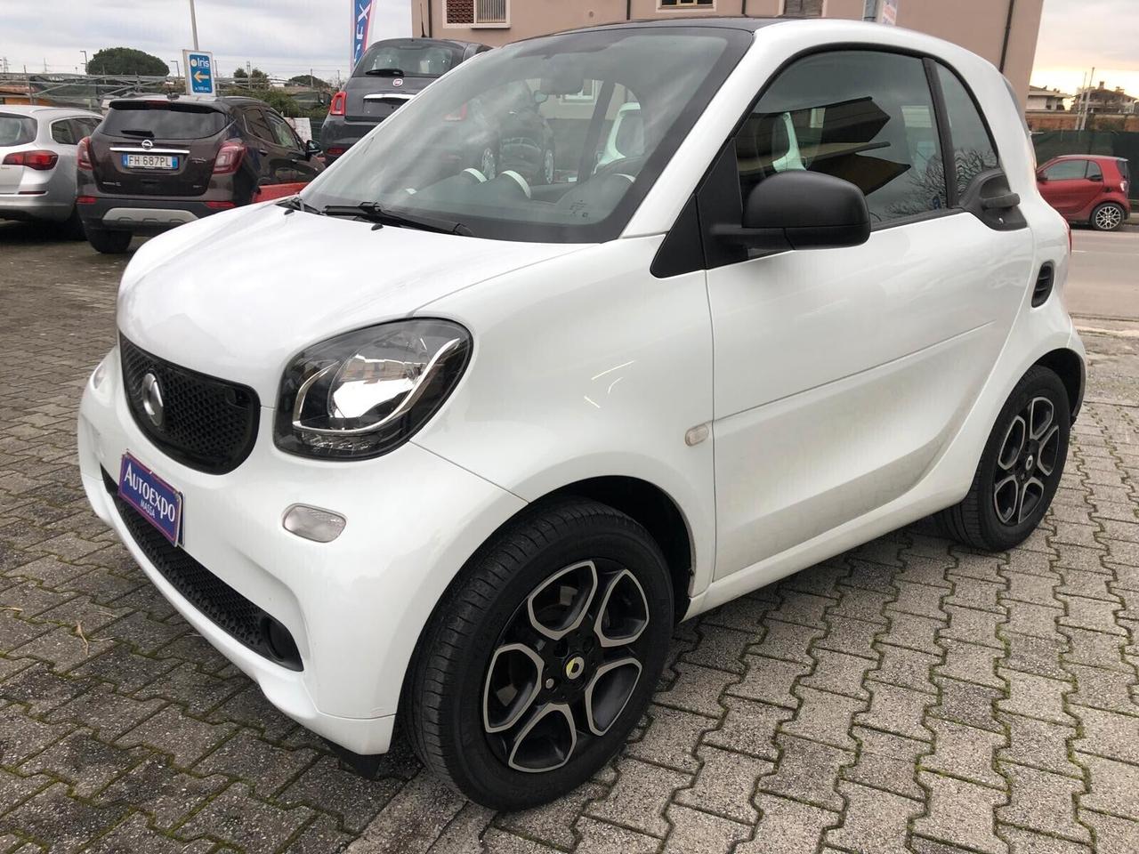 Smart ForTwo 70 1.0 Passion TOTAL WHITE ADATTA PER NEOPATENTATI-PELLE-NAVIGATORE-SEDILI RISCALDATI-POSSIBILITA' DI GARANZIA FINO A 36 MESI!!!