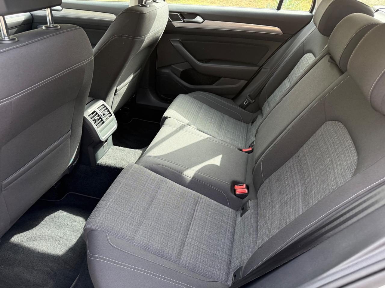 Volkswagen Passat Variant 1.6 TDI SCR DSG Business BMT
