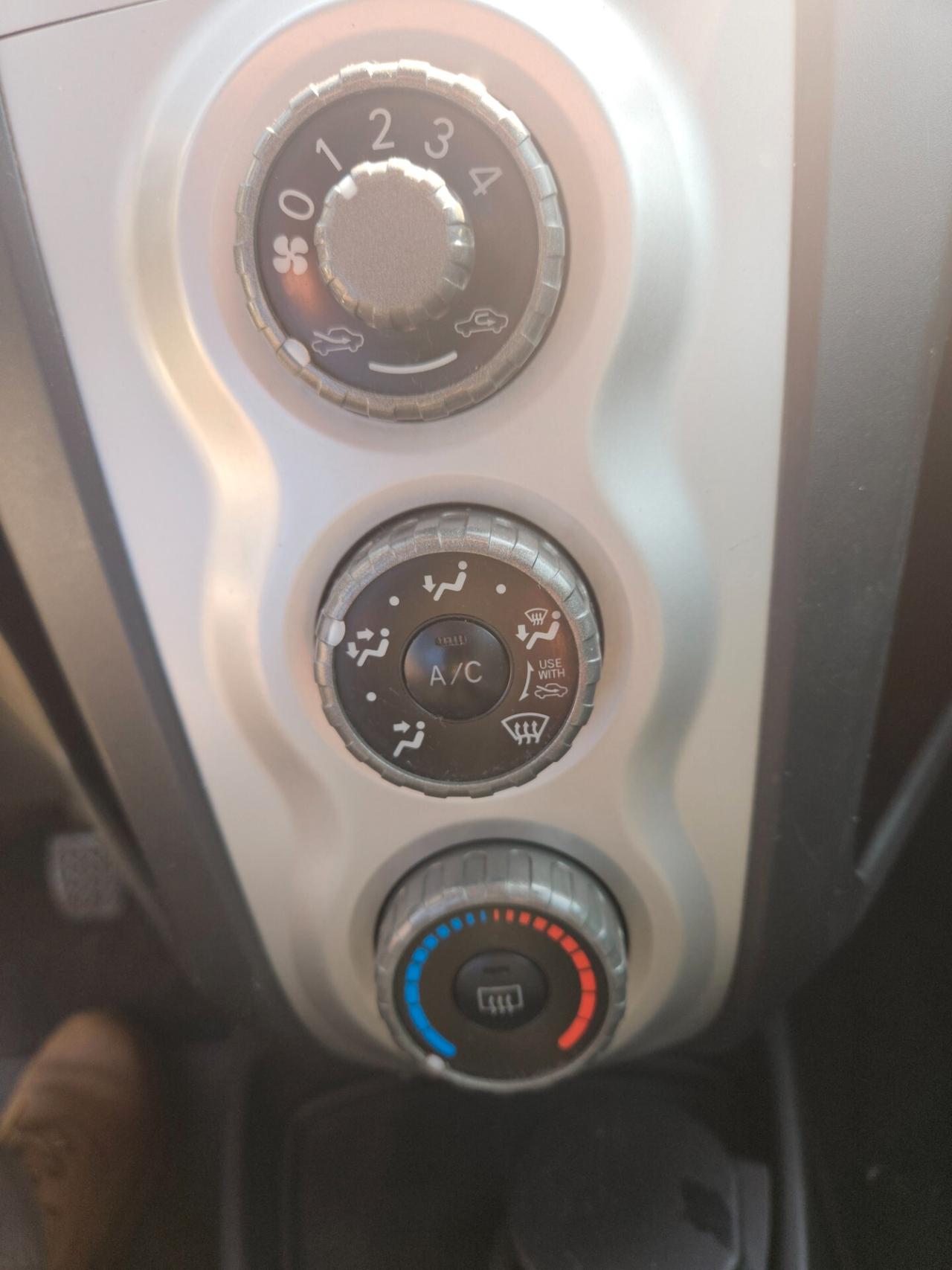 Toyota Yaris 1.0 5 porte Sol