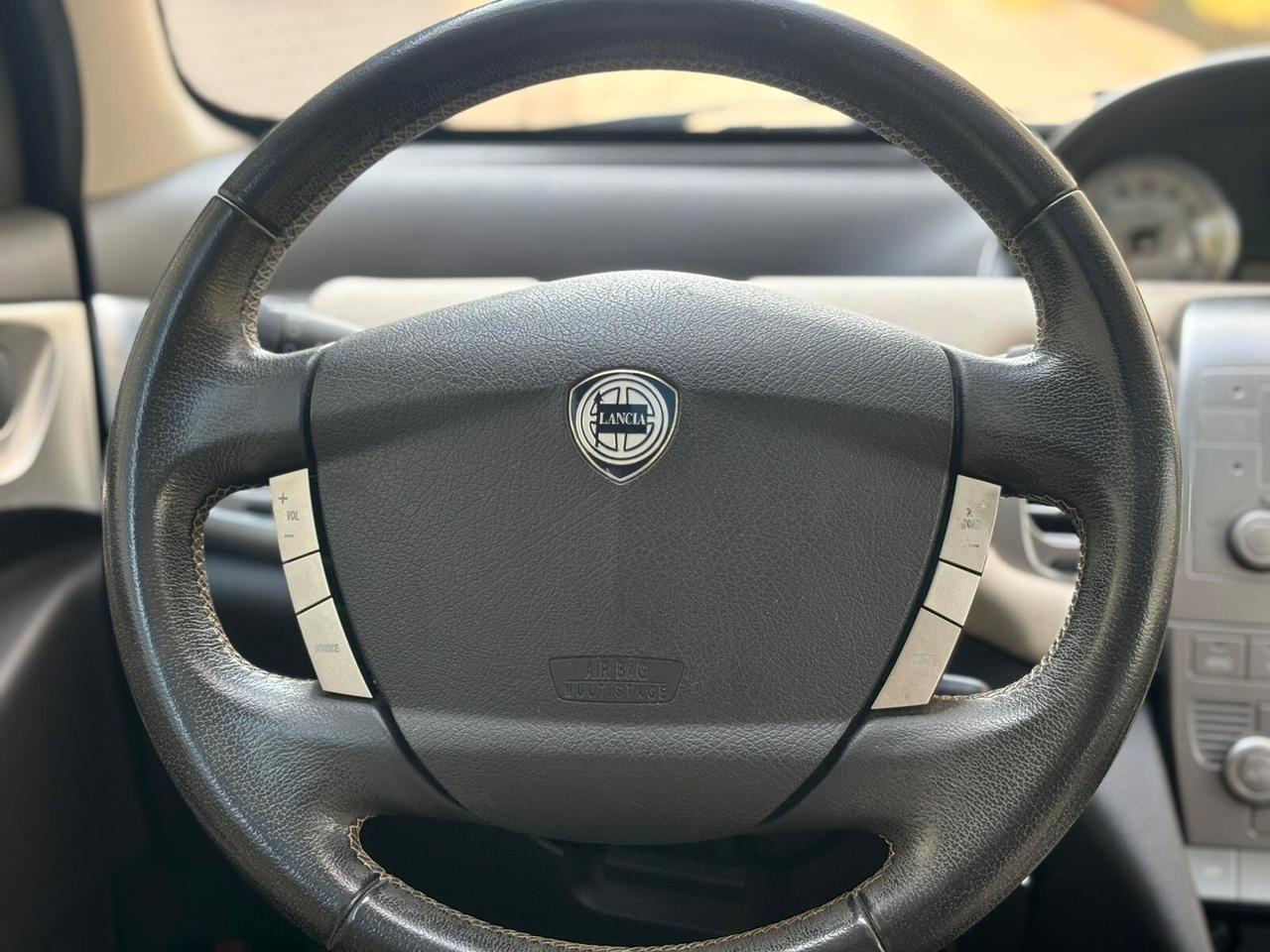 Lancia Ypsilon 1.4 16V Platino