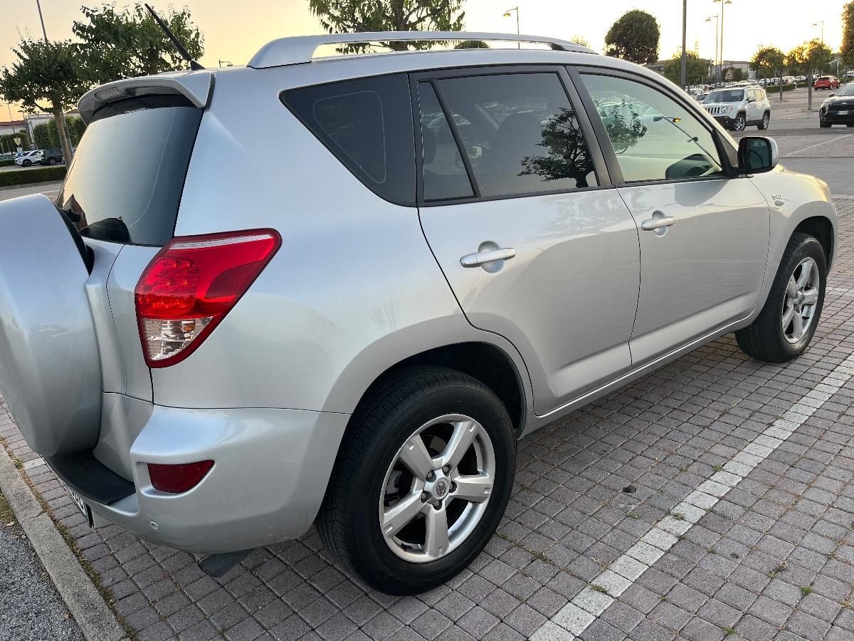 TOYOTA RAV4 2.2 D-4D 136CV Sol