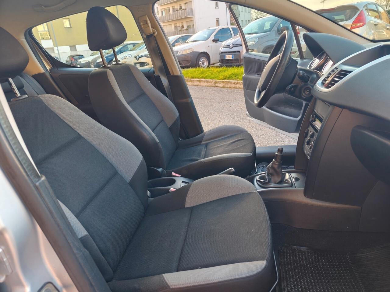 Peugeot 207 1.4 benz GPL 5 porte lavori certificati