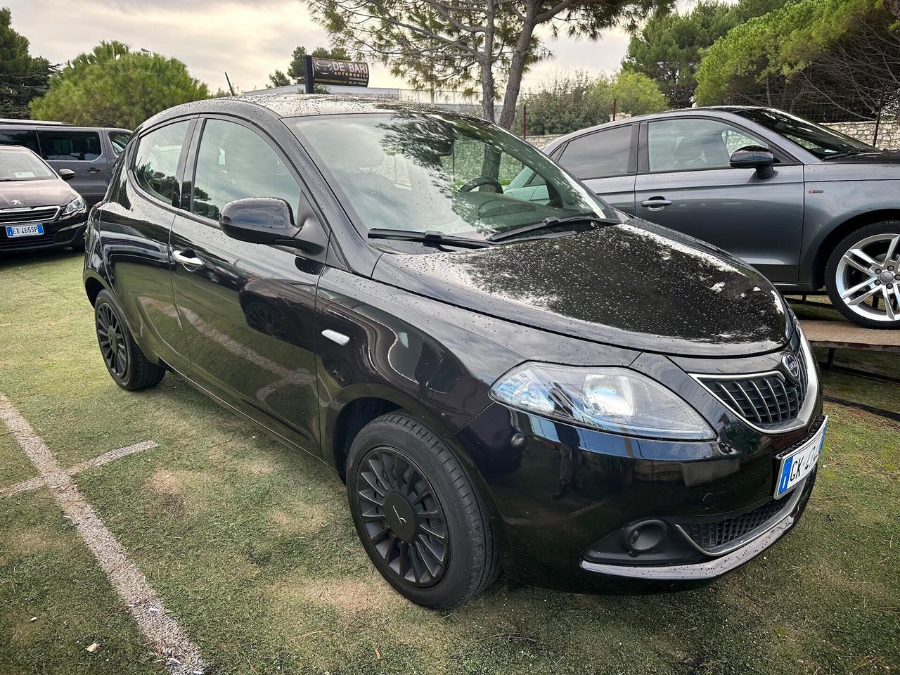 Lancia Ypsilon 1.0 FireFly 5 porte S&S Hybrid Ecochic Silver
