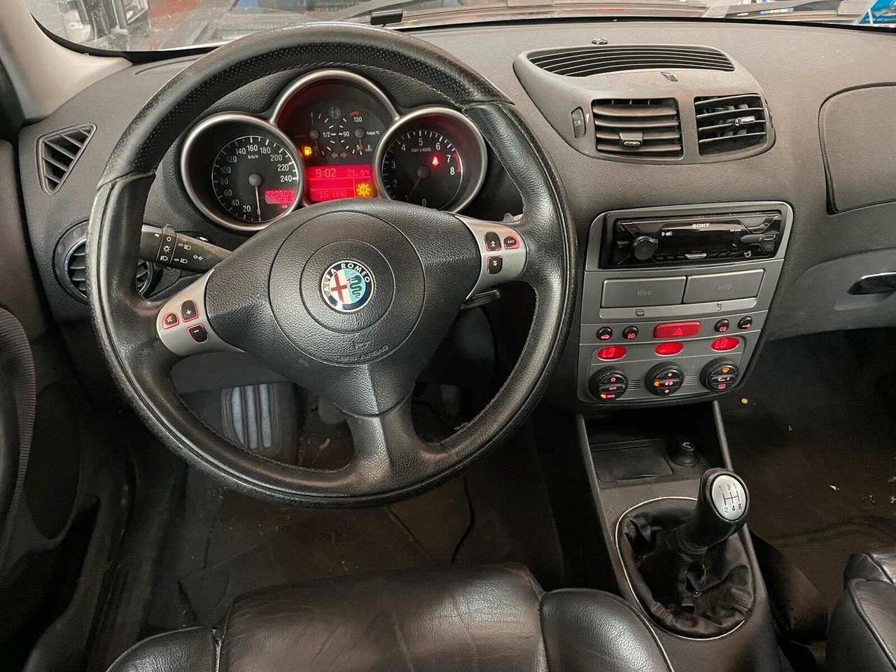 Alfa Romeo 147 1.6i 16V Twin Spark cat 5p. Distinctive