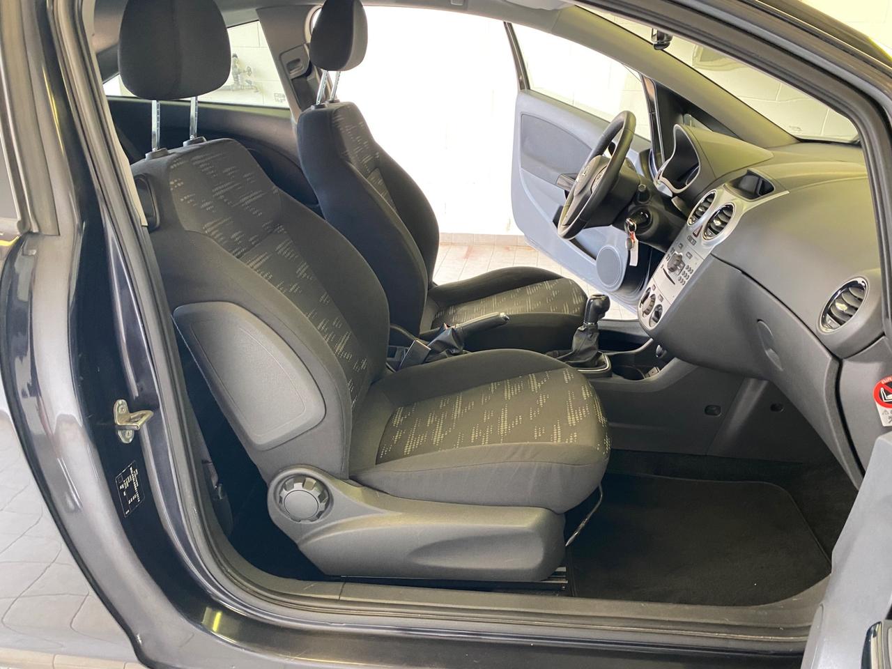 Opel Corsa 1.2 3 porte b-color