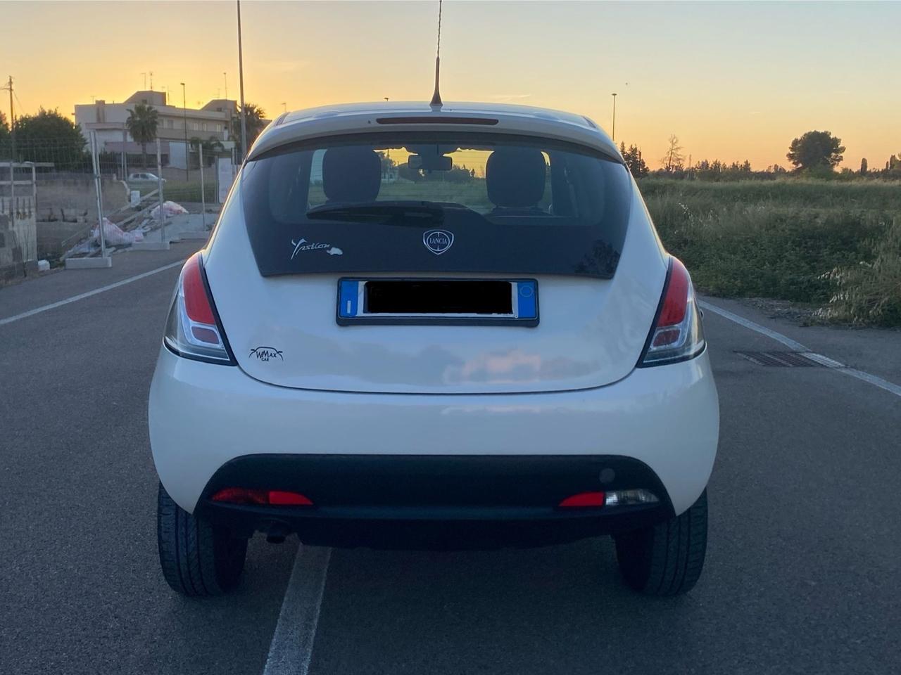 Lancia Ypsilon 0.9 TwinAir 85 CV 5 porte Metano Ecochic Silver