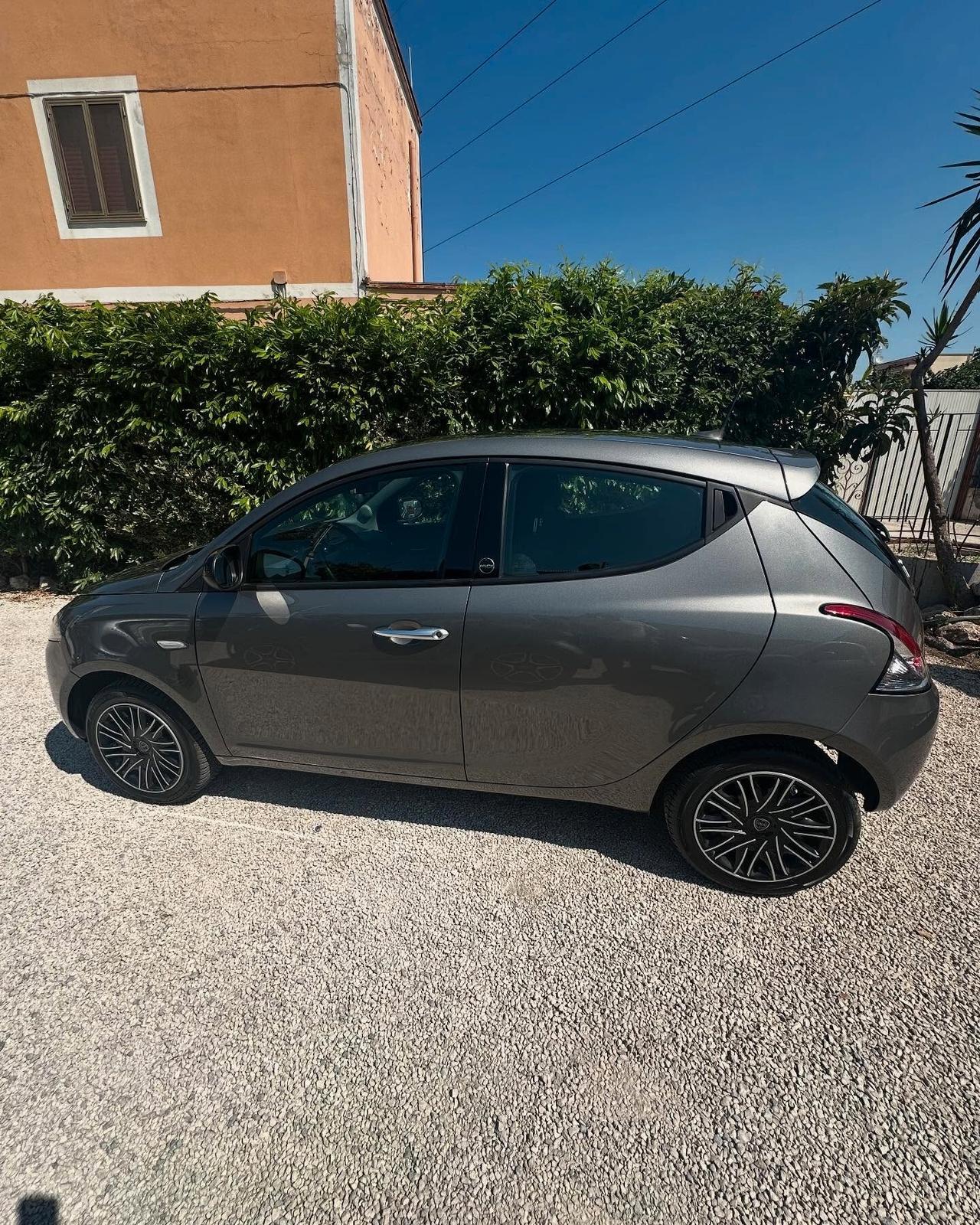 Lancia Ypsilon 1.0 FireFly 5 porte S&S Hybrid Ecochic Gold