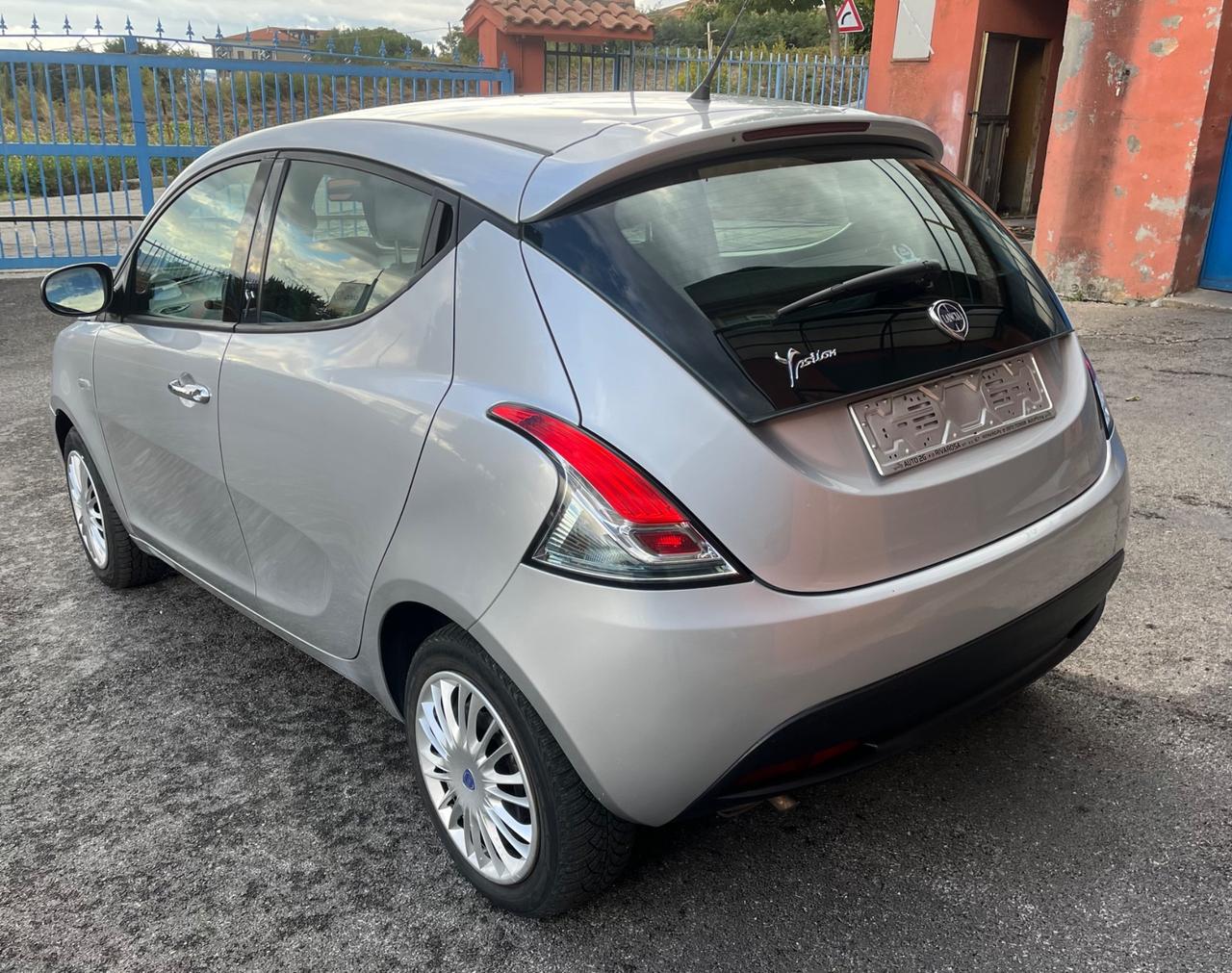 Lancia Ypsilon 1.2 69 CV5porte Silver-soloKm47500-