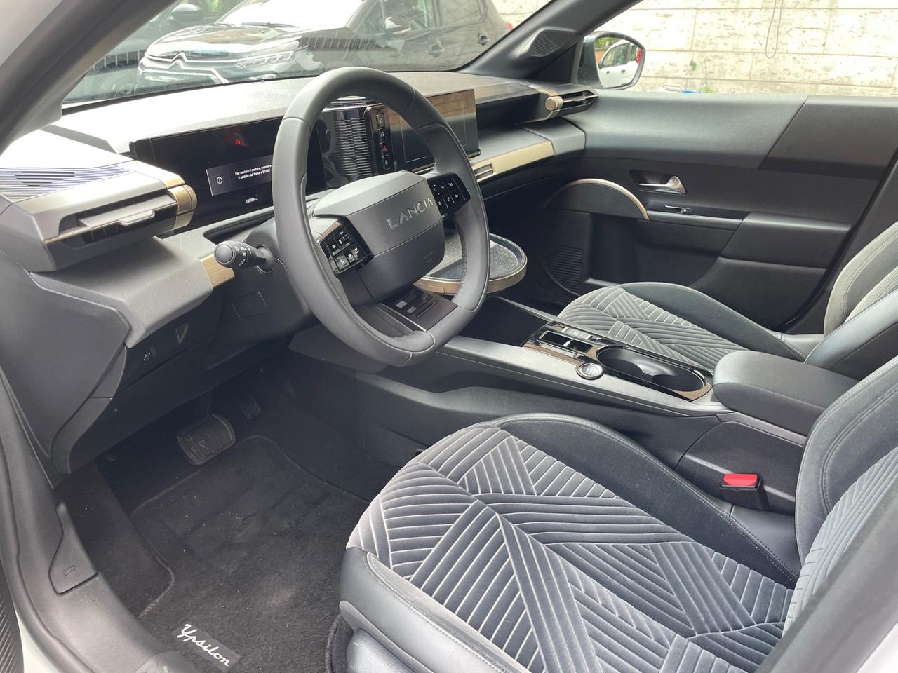 Lancia Ypsilon Hybrid e-DCT LX