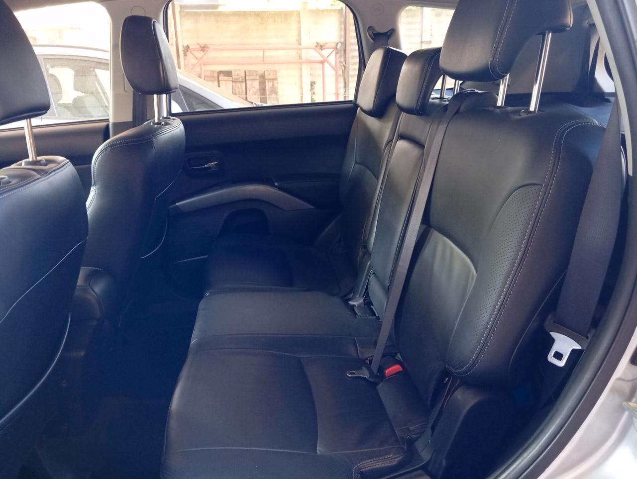 Mitsubishi Outlander 2.0 DI-D Instyle 7 p.ti 4X4