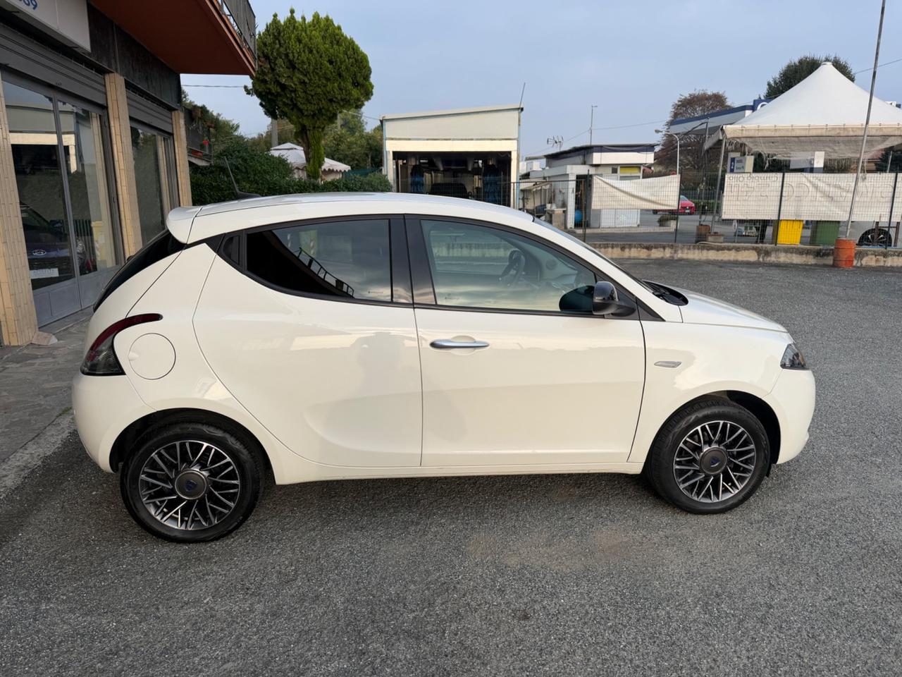Lancia Ypsilon 1.0 5 porte Hybrid Gold