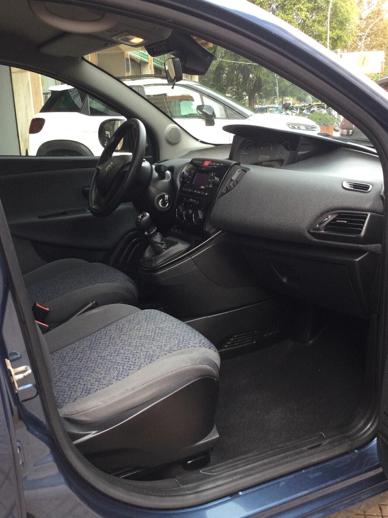 Lancia Ypsilon 1.0 FireFly 5 porte S&S Hybrid Ecochic Silver