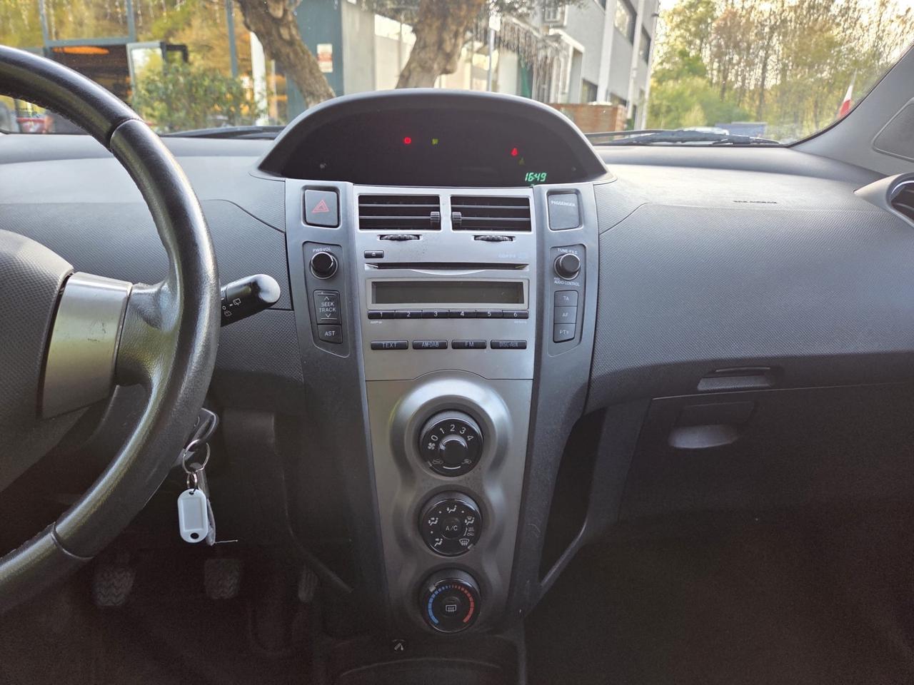 Toyota Yaris 1.3 5 porte Sol*Neo patentati *