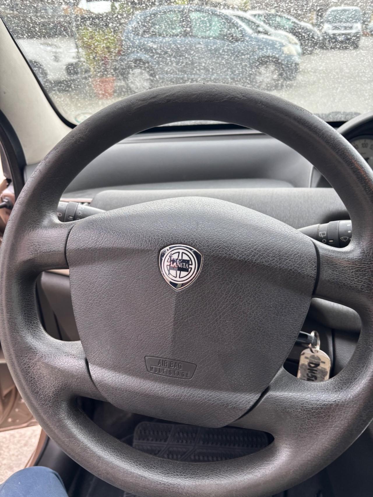 Lancia Ypsilon 1.2 Argento neo patentato