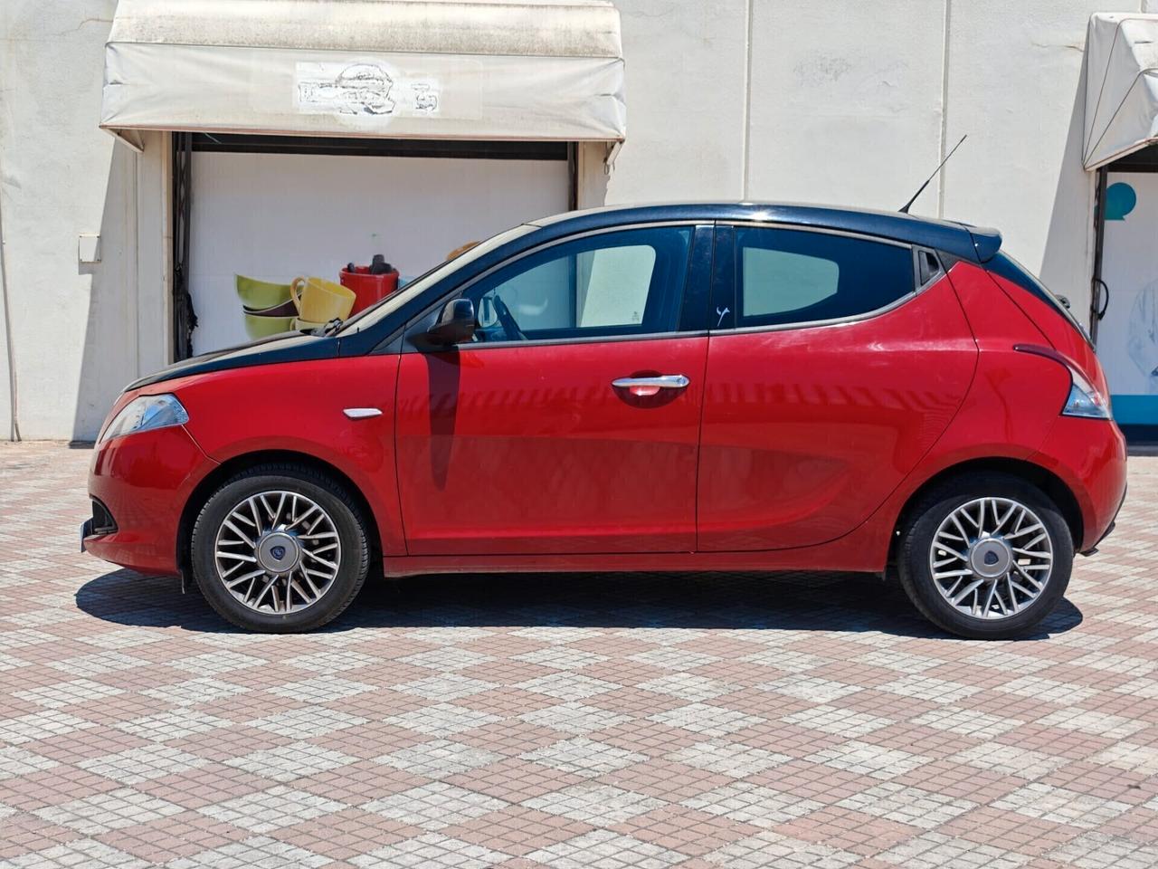 Lancia Ypsilon LANCIA YPSLON BLACK&RED 1.3 JTD 95CV STOP&START