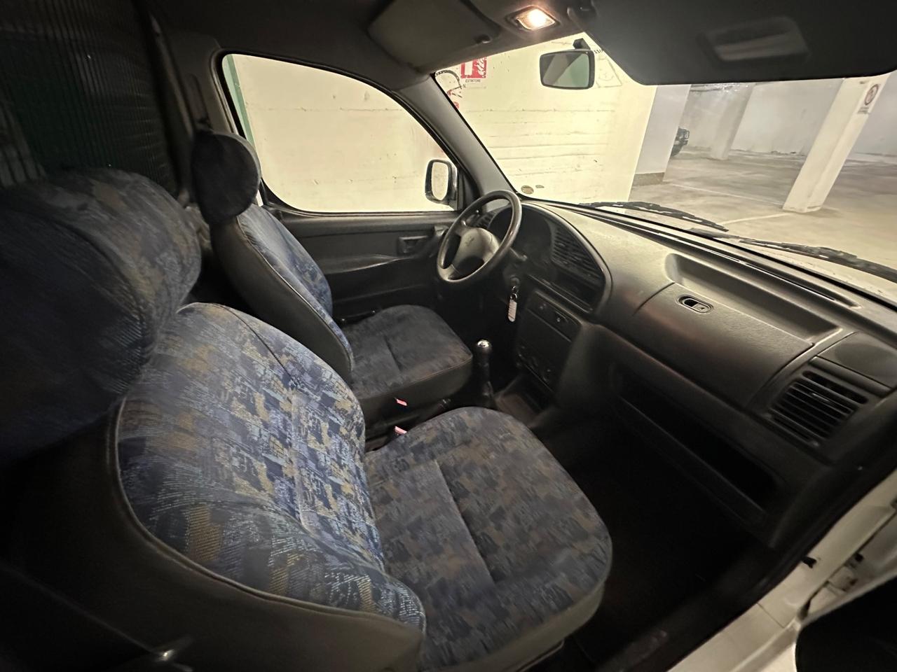 Peugeot Ranch 1.9 Diesel anno 1997 con 180.000 km Vettura utilizzata da un solo locatore, in ordine di tutto ! Furgoncino piccolo dai consumi ridotti Cabina comunicante, In aggiunta 4 cerchi gommati. Verrà consegnata con tagliando preconsegna Si valut