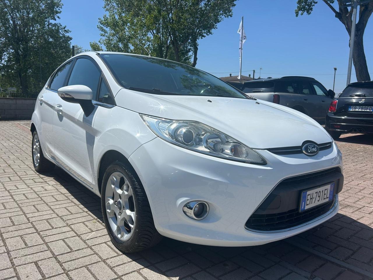 Ford Fiesta 1.4 16V 5p. Bz.- GPL Titanium Bs.