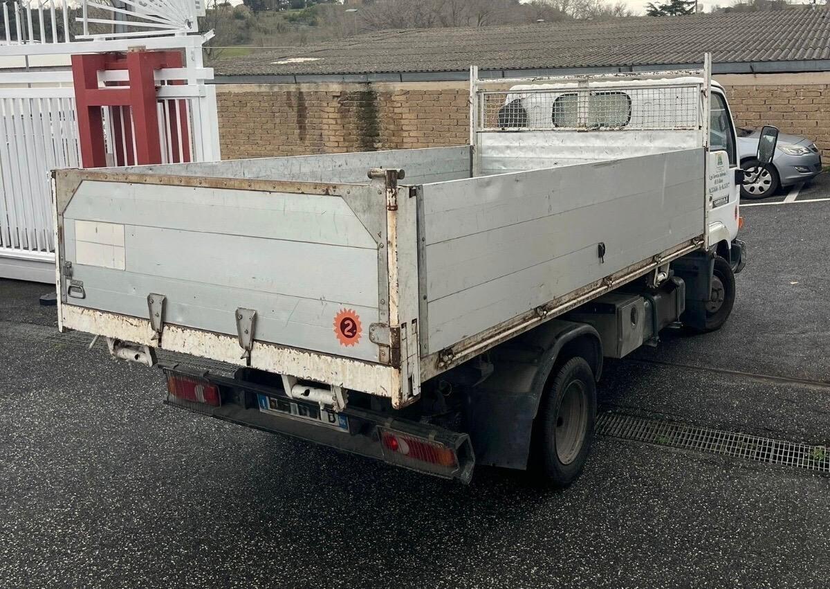 Nissan Cabstar E 110.35 3.0 Tdi con cassone ribaltabile trilaterale