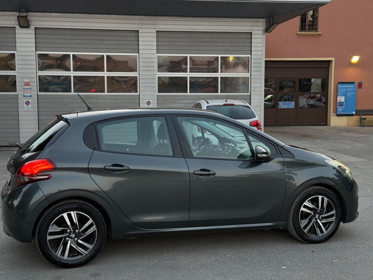 Peugeot 208 PureTech 82 5 porte Allure