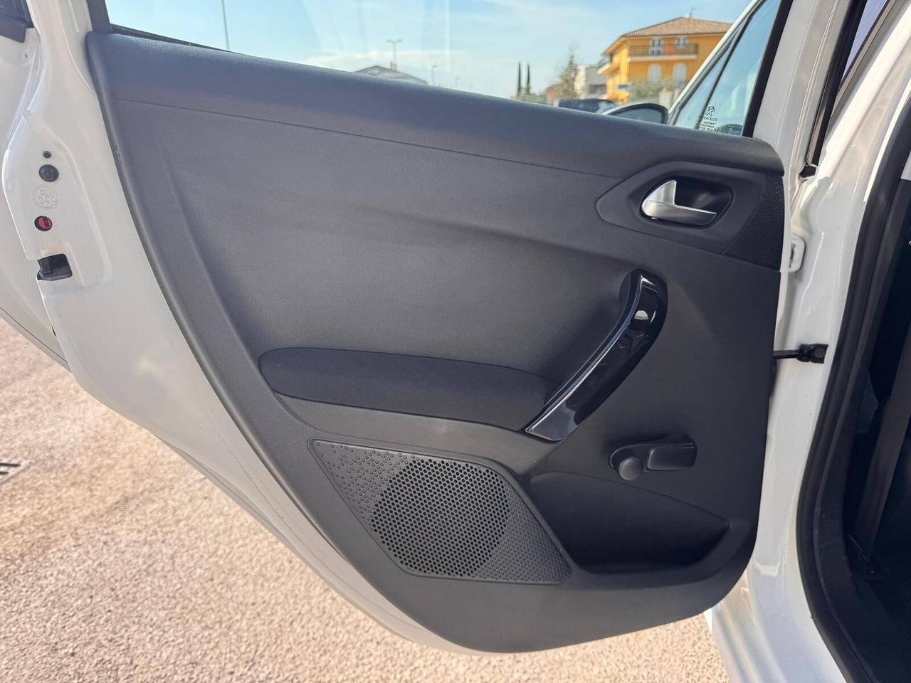 PACCHETTO : PEUGEOT 208 + OPEL CORSA (LEGGERE)