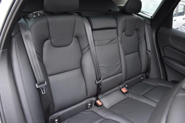 VOLVO XC60 D4 AWD Momentum *TETTUCCIO, PELLE*