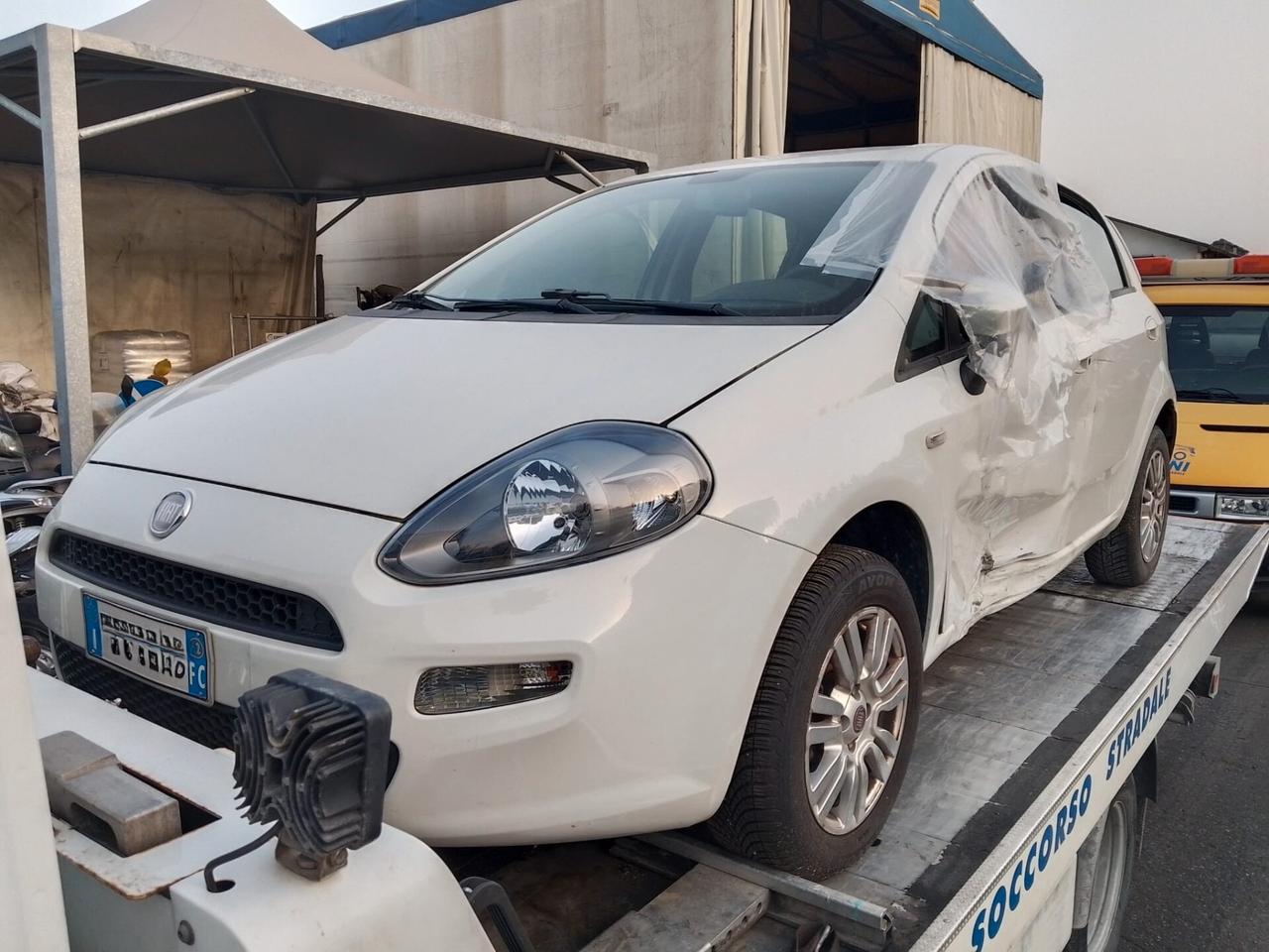 Fiat Punto Evo 1.4 metano incidentata