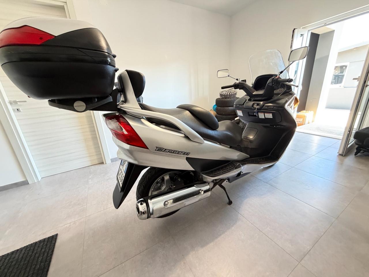 Suzuki Burgman 400 33.571 km bauletto pneumatici nuovi tagliando fatto