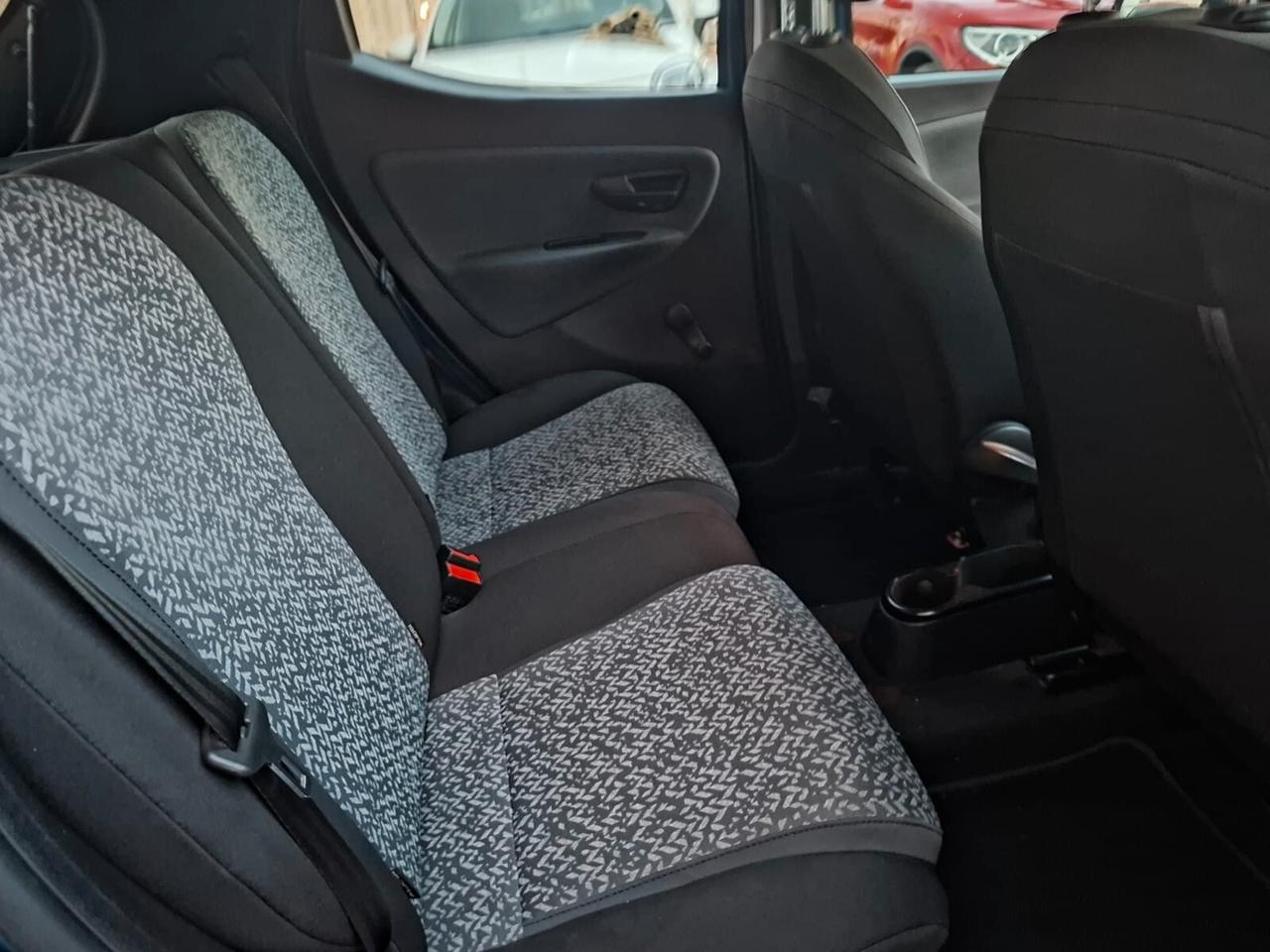 Lancia Ypsilon 1.0 FireFly 5 porte S&S Hybrid Ecochic Silver