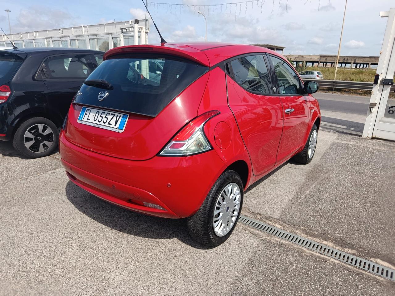 Lancia Ypsilon 0.9 TwinAir 85 CV 5 porte Metano Ecochic Platinum