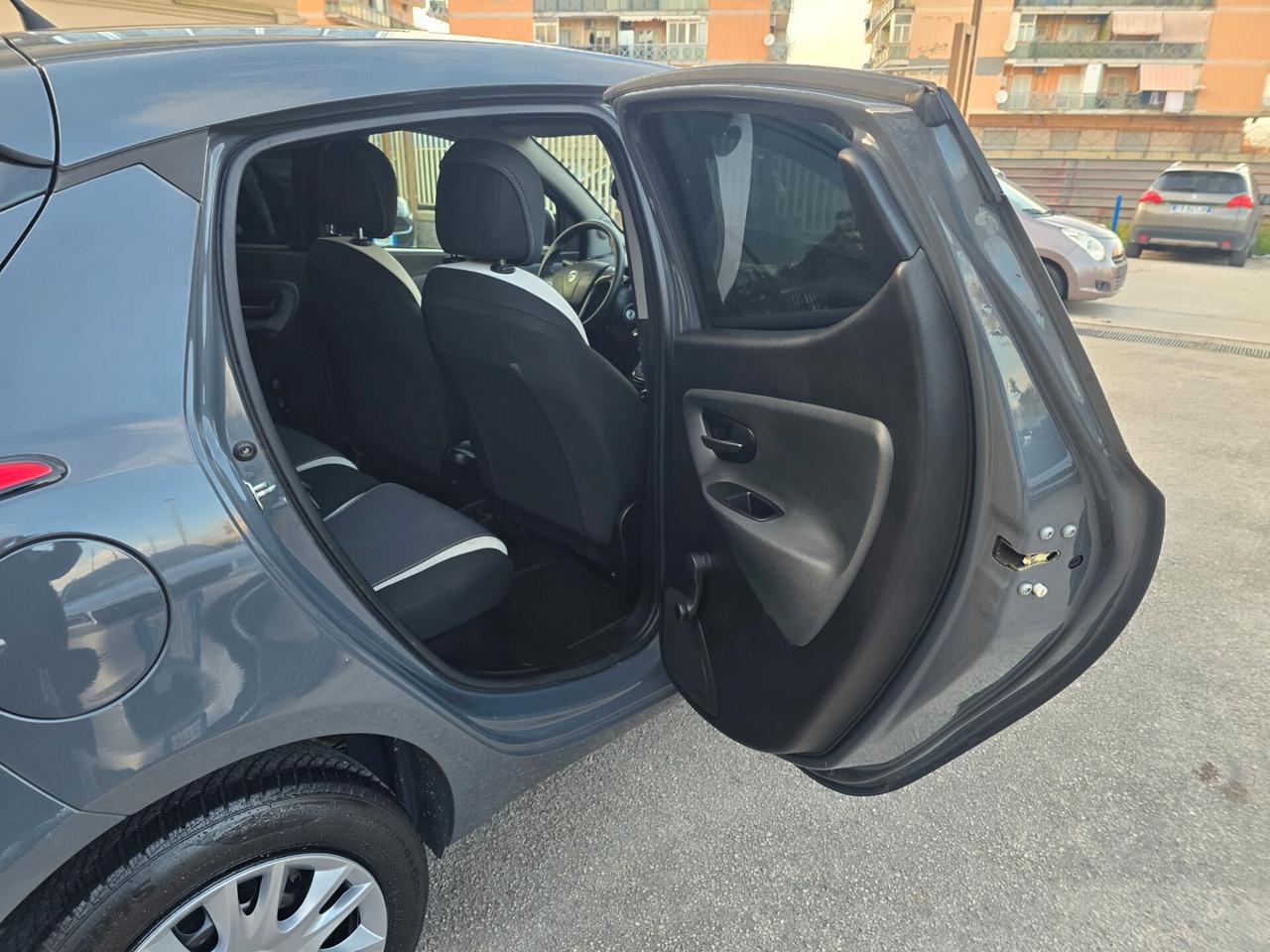 Lancia Ypsilon 0.9 TwinAir 85 CV 5 porte Metano Ecochic Elefantino