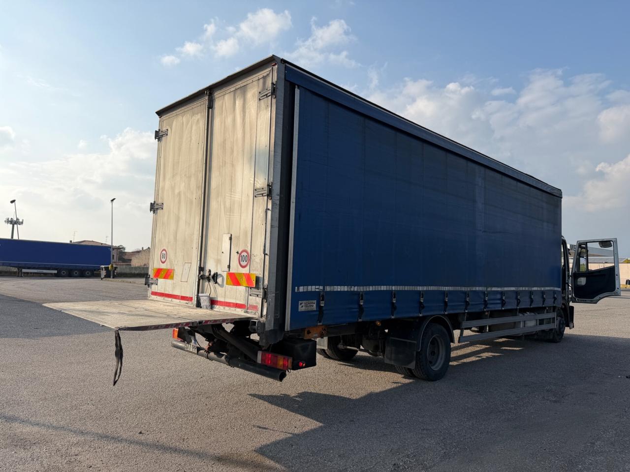Iveco Eurocargo 12E22 con sponda Cambio Automatico