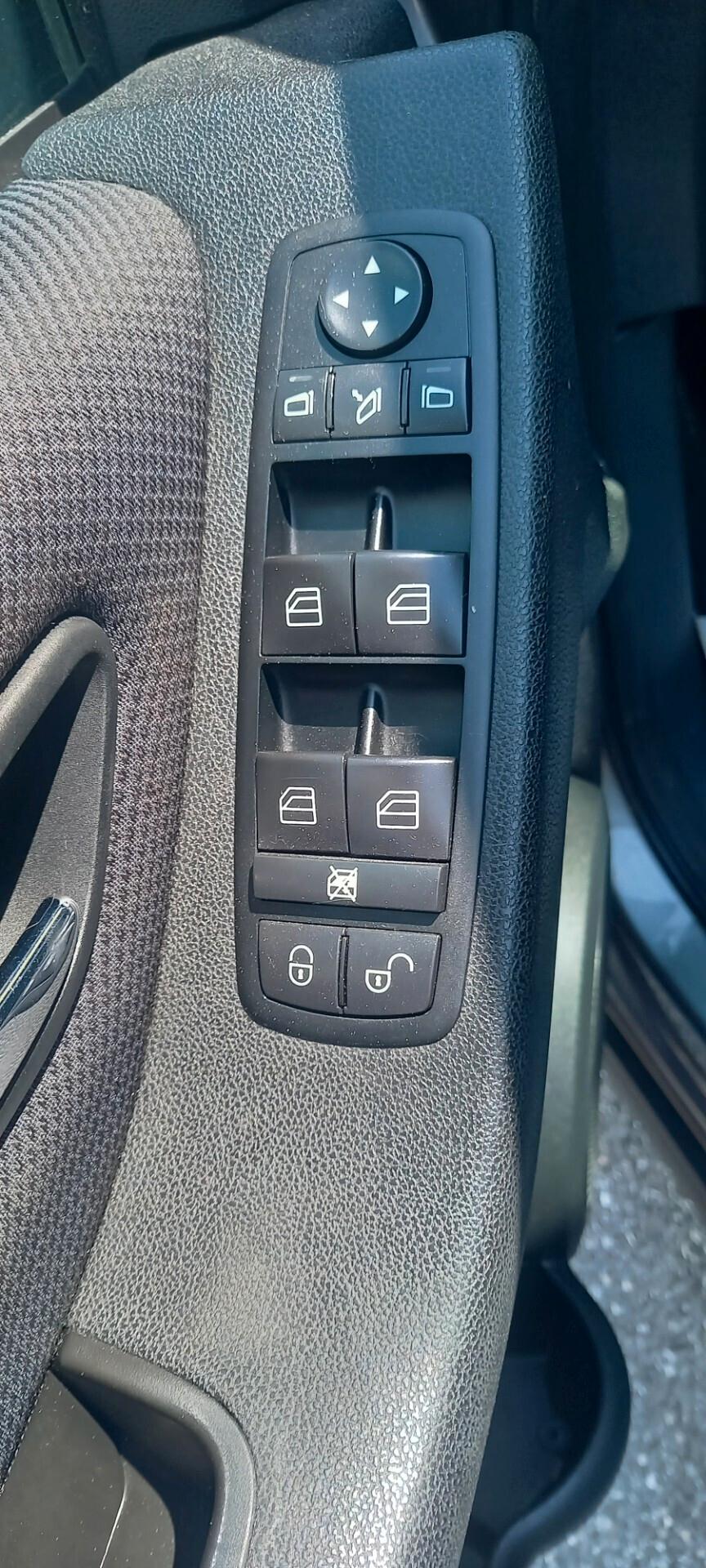 Mercedes-Benz Classe A 160 Benzina cc. 1.5 CV. 95 Cambio Manuale 5 Porte 5 Posti SOLO 89.575 KM. Utilizzabile anche per i Neopatentati.