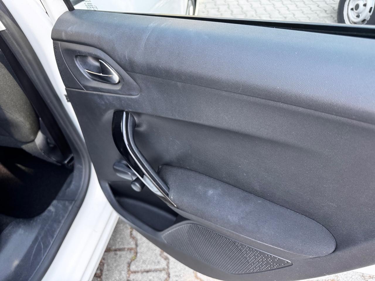 Peugeot 208 1.4 e-HDi 68 CV automatica/ neopatentati