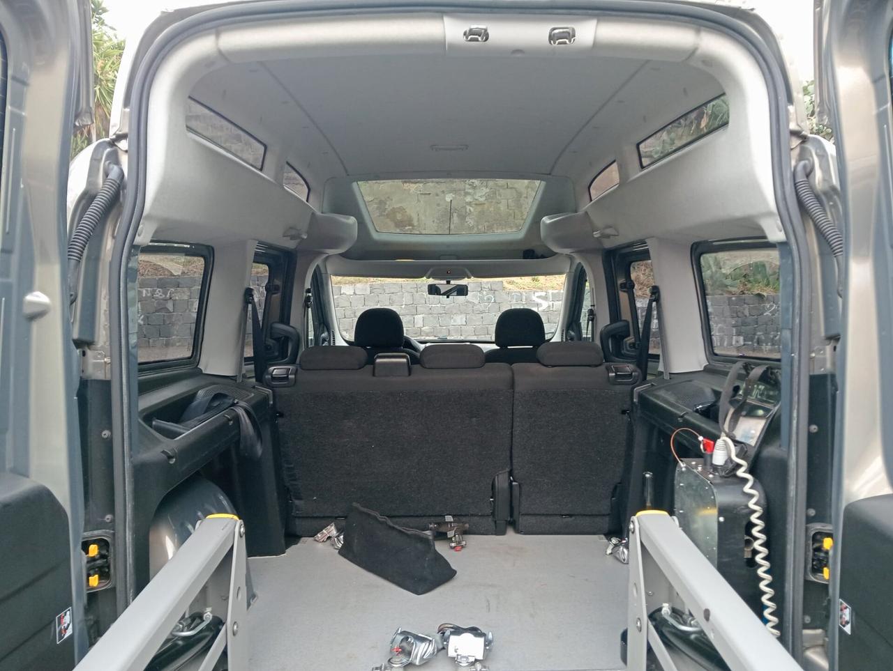 Opel Combo sollevatore elettrico trasporto disabili