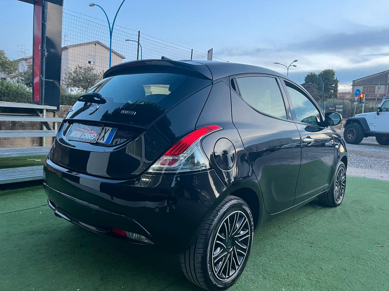 Lancia Ypsilon 1.0 FireFly 5 porte S&S Hybrid Ecochic Silver