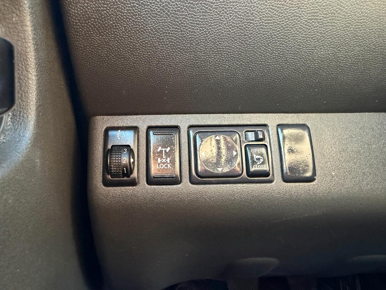 NISSAN NAVARA 4x4 ANNO 2012 2.5 DIESEL 190 CV