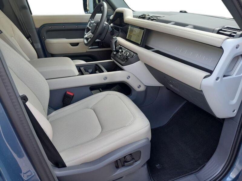 Land Rover Defender 3.0D I6 250 110 SE AWD auto.