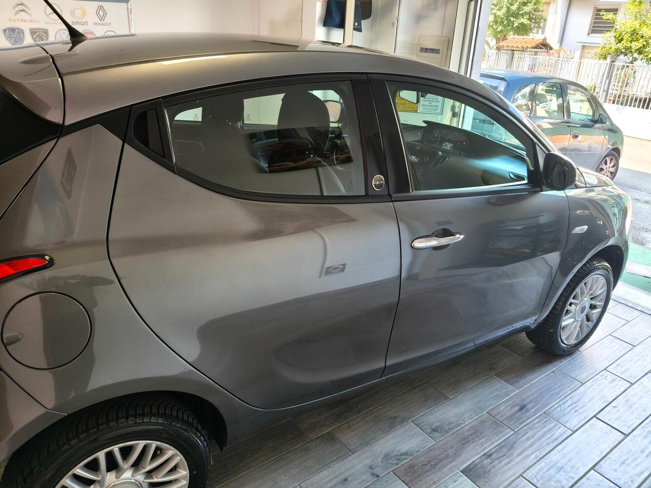 Lancia Ypsilon 5 porte Metano Ecochic Gold