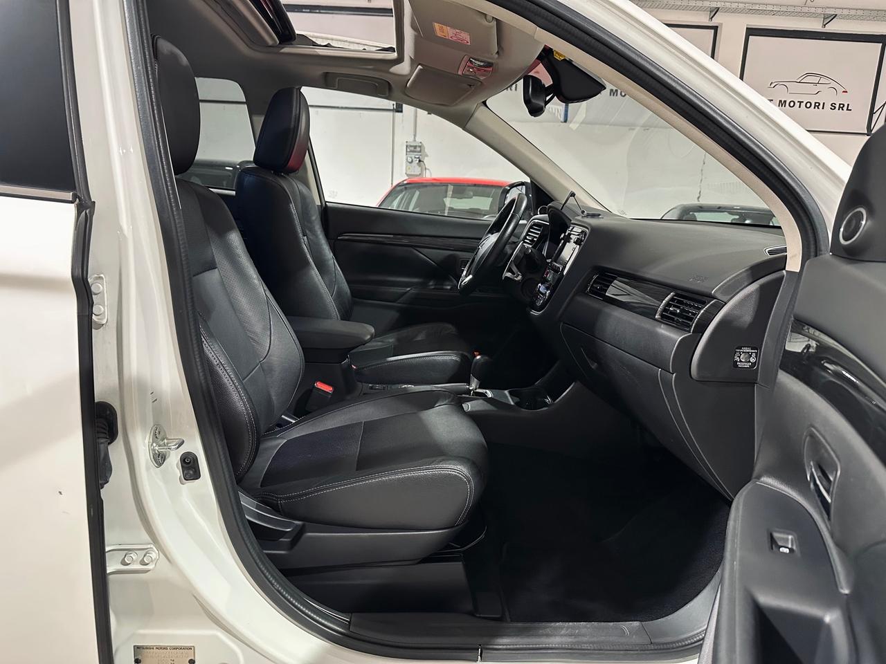 Mitsubishi Outlander 2.2 DI-D 4WD Instyle 7 POSTI-TETTO-TAGLIANDI UFFICIALI
