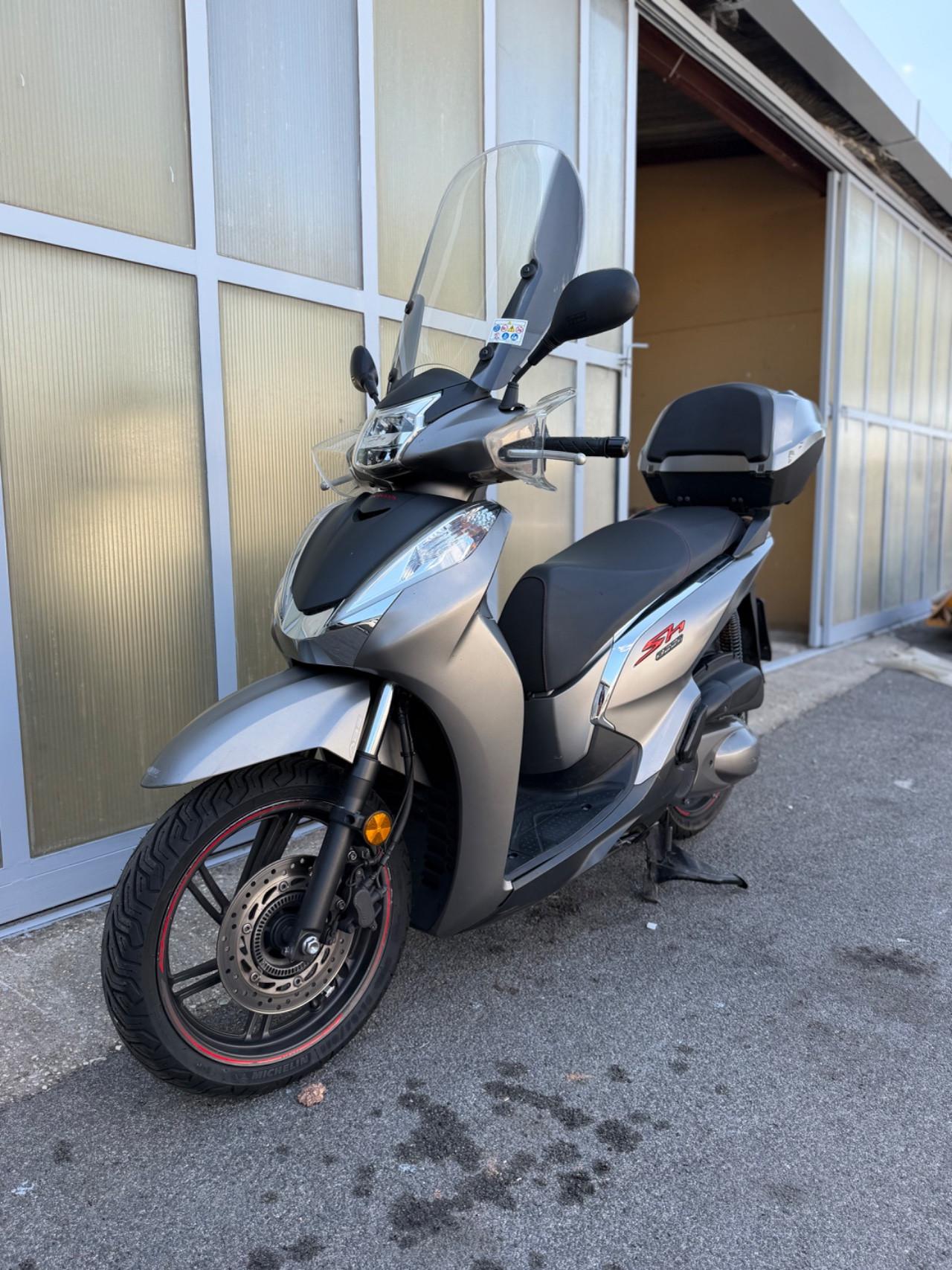 HONDA SH 300 Sport Abs - PARABREZZA - BAULE - ANTIFURTO - GOMME NUOVE