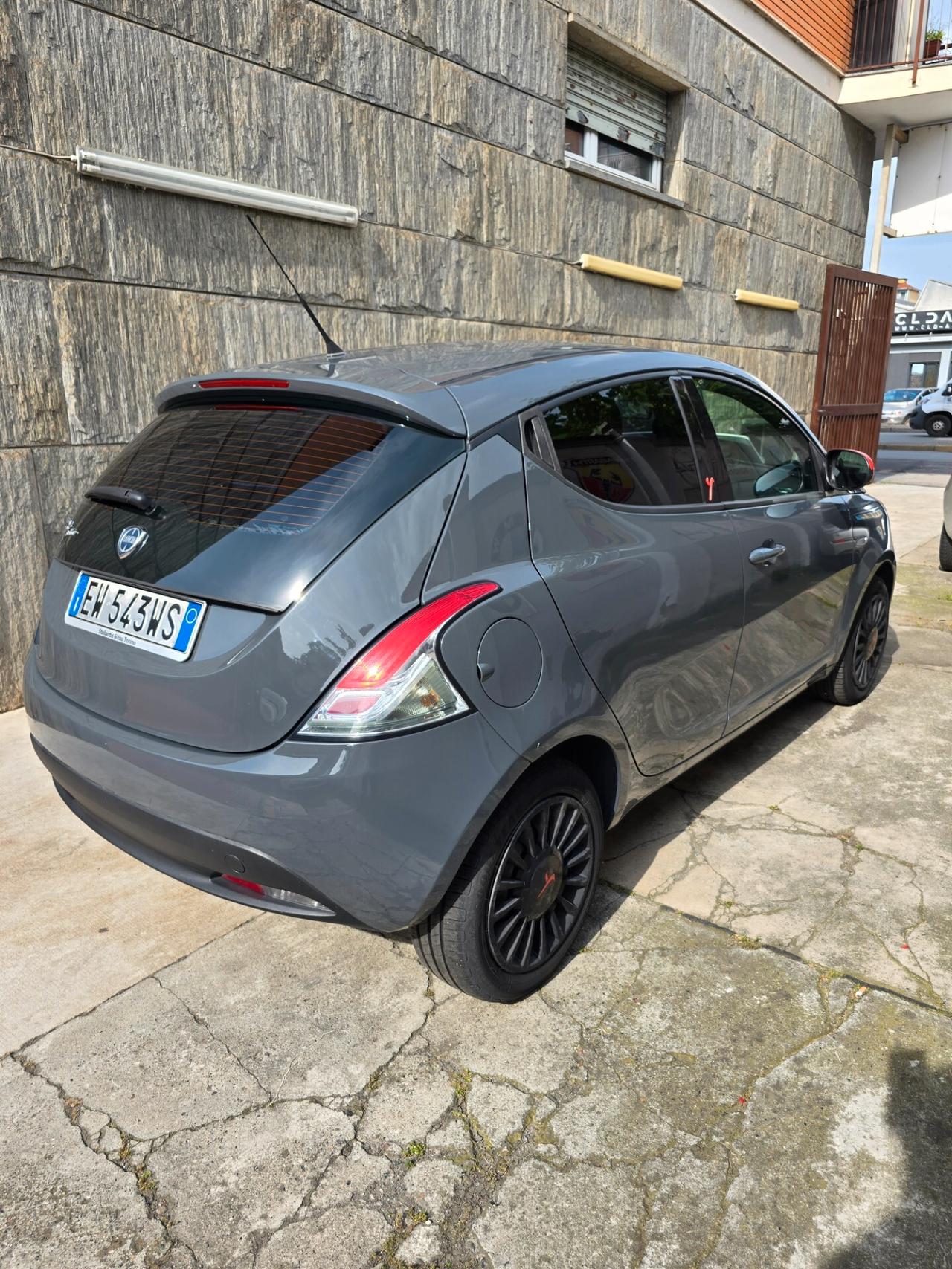 Lancia Ypsilon 1.2 69 CV PERFETTA