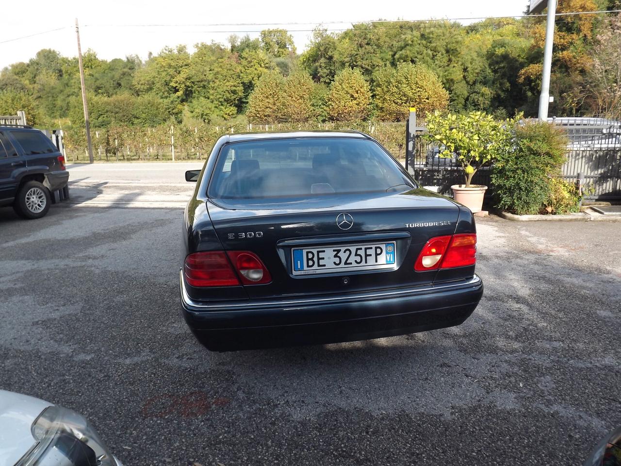 Mercedes-benz E 300 turbodiesel cat Avantgarde ASI