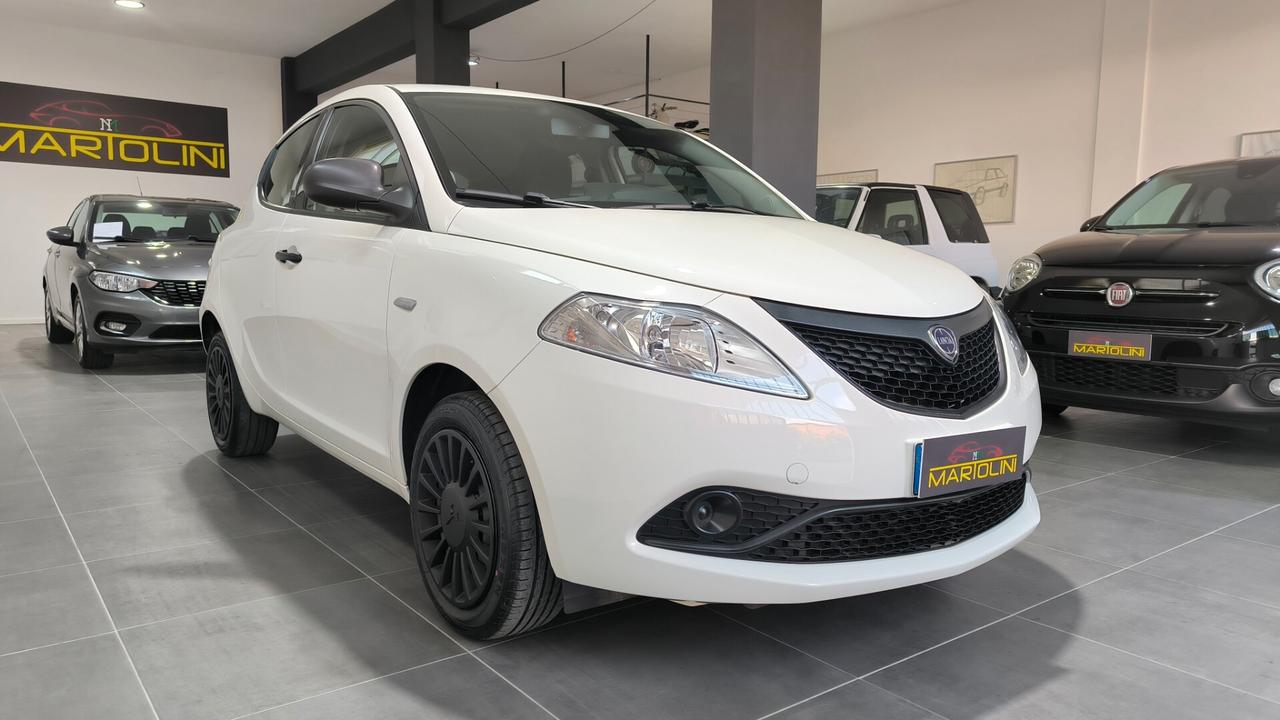 Lancia Ypsilon 1.0 FireFly 5 porte S&S Hybrid Ecochic Silver
