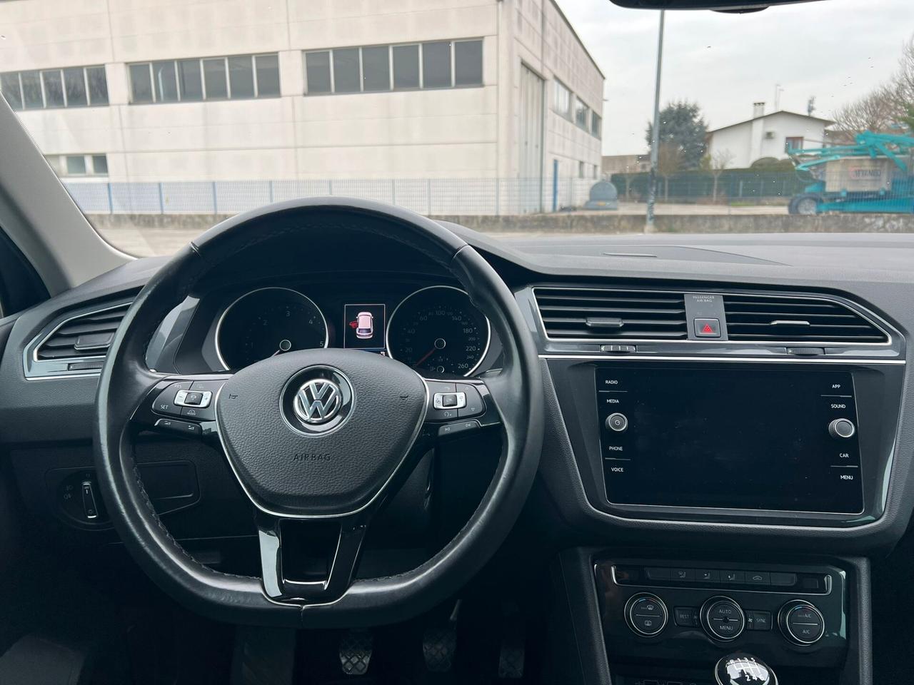 Volkswagen Tiguan 1.6 TDI SCR Sport BlueMotion R-LINE