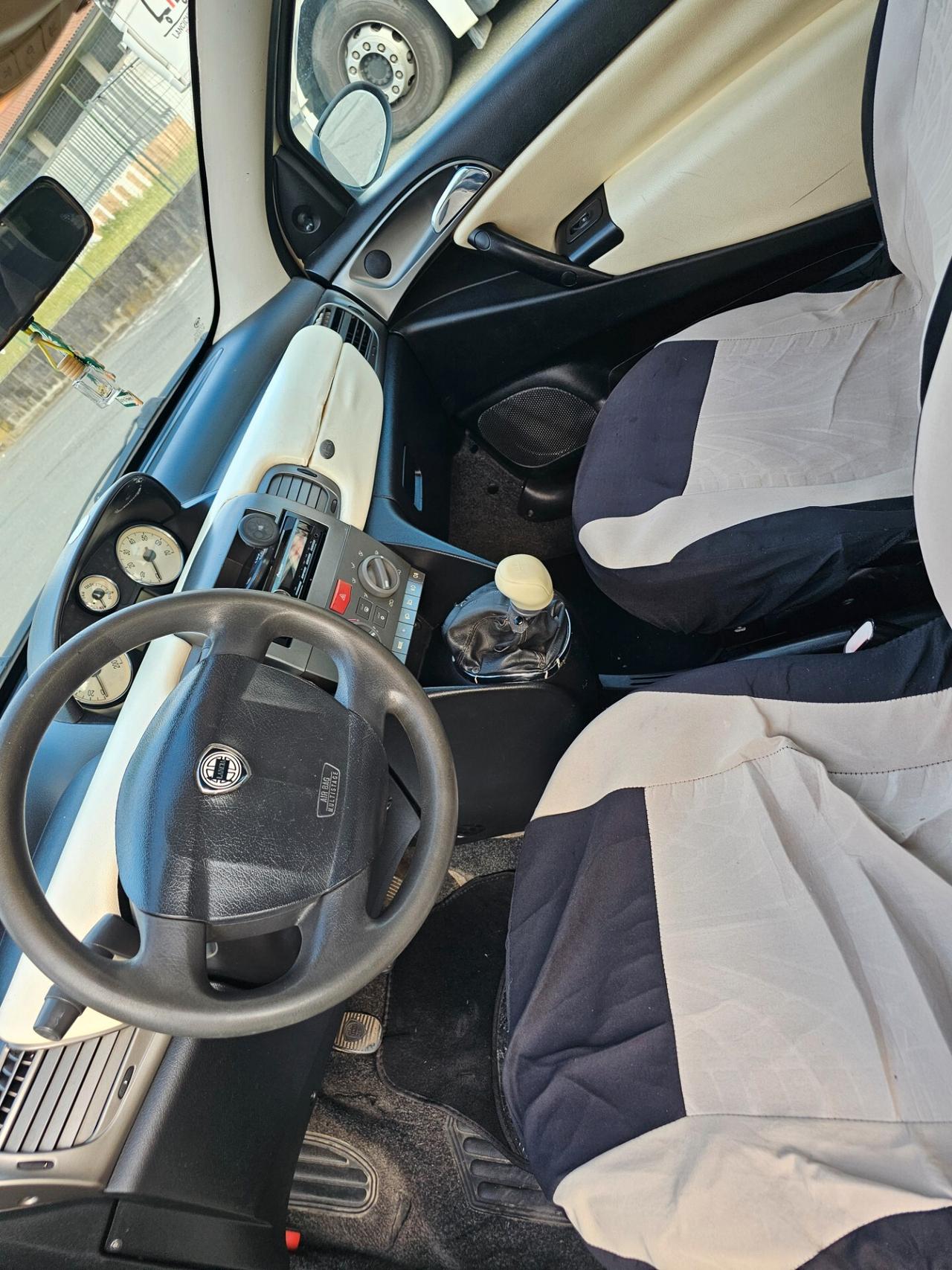 Lancia Ypsilon 1.2 16V Oro